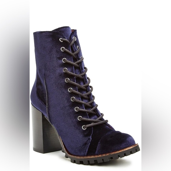 🎉5/$15🎉 BLUE SUEDE CHUNKY HEELED BOOTS (8) - Picture 15 of 16